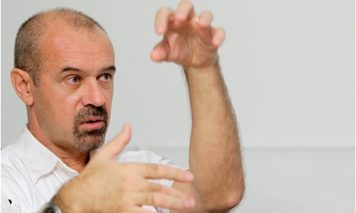 Meses ap&oacute;s a explos&atilde;o, quando as chamas j&aacute; n&atilde;o eram vis&iacute;veis, Sergei Belyakov foi enviado &agrave; zona de exclus&atilde;o para enfrentar o que permanecia ativo e invis&iacute;vel. Entre ru&iacute;nas, sil&ecirc;ncio e radia&ccedil;&atilde;o, o qu&iacute;mico integrou o grupo dos liquidadores, submetido a limites extremos de tempo e prote&ccedil;&atilde;o