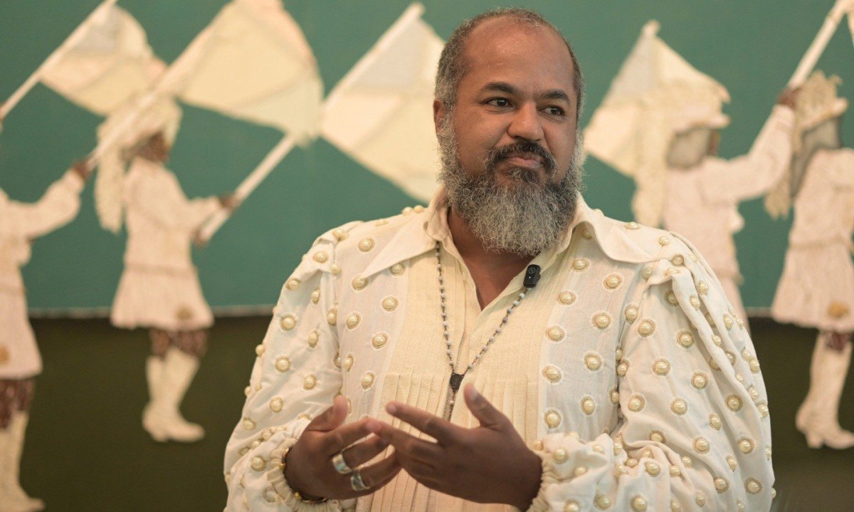 Artista pl&aacute;stico Dalton Paula veste camisa branca e est&aacute; em galeria de Inhotim