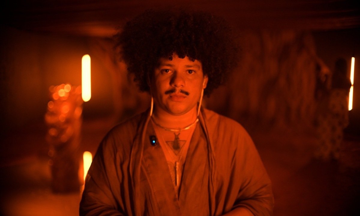 Davi de Jesus do Nascimento, artista de Pirapora, olha para a c&acirc;mera. Ele est&aacute; em galeria de Inhotim