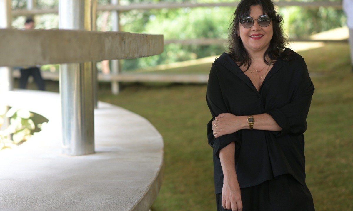 Artista Lais Myrrha veste roupa preta e est&aacute; dentro da obra Contraplano, em Inhotim