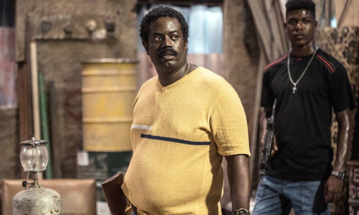 De camisa amarela, o ator Leandro Firmino participa de cena da s&eacute;rie Impuros ao lado de jovem ator