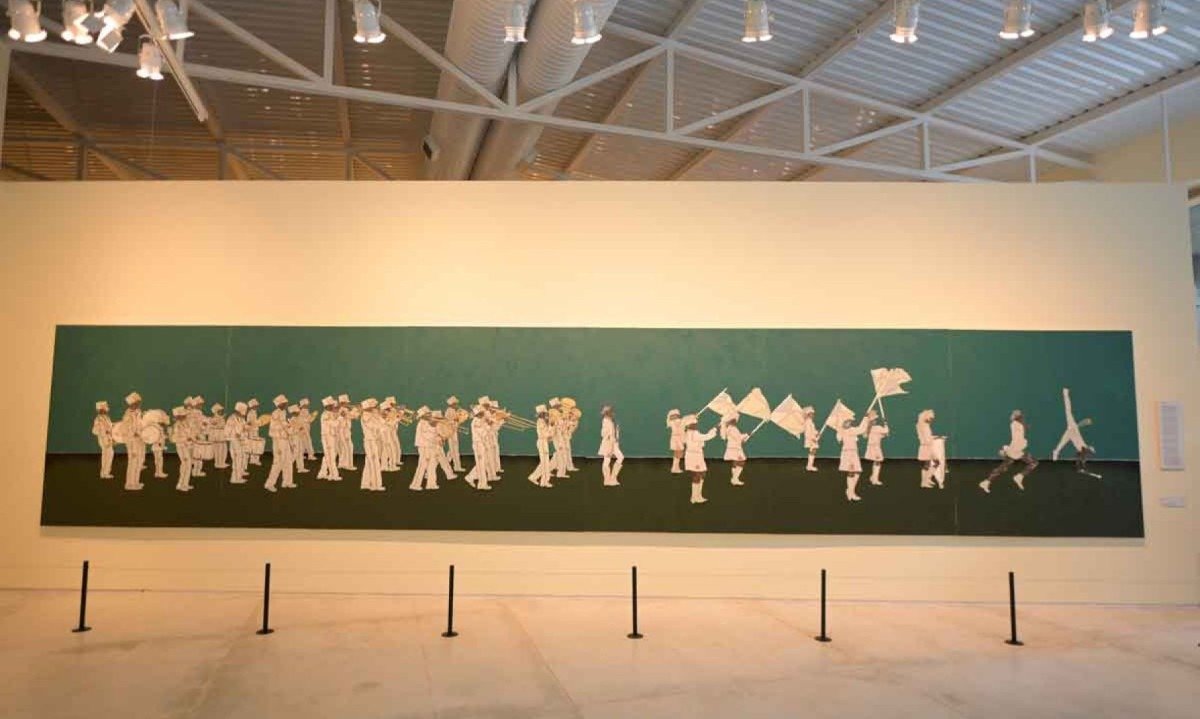 Pintura Fanfarra, de Dalton Paula, exposta em Inhotim, tem cerca de 9 metros de comprimento e 2 metros de altura, retratando o Coral do Sert&atilde;o