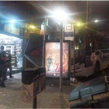 Ônibus desgovernado invade calçada, atinge ponto e fere quatro pessoas - PMMG/Divulga&ccedil;&atilde;o
