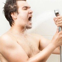 Cantar no chuveiro: a ciência da reverberação, ressonância e dopamina que transforma o banheiro em um estúdio - Portal Giro 10