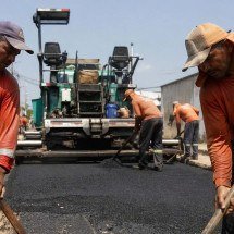 Profissional que trabalha mais tem salário 58% menor, em média, diz estudo - imagem gerada por IA/Acervo Estado de Minas