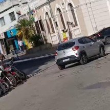 Homem quebra vidraça da Câmara de Nova Lima; veja vídeo - Redes Sociais/Reprodução