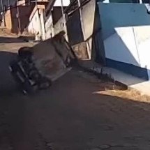Vídeo: motorista capota e cai em barranco ao tentar manobrar carro - Redes Sociais/Reprodução