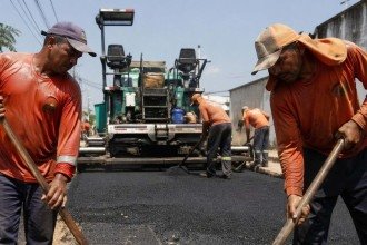 Profissional que trabalha mais tem salário 58% menor, em média, diz estudo