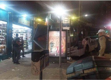 Ponto de &ocirc;nibus ficou destru&iacute;do em decorr&ecirc;ncia da colis&atilde;o -  (crédito: PMMG/Divulga&ccedil;&atilde;o)