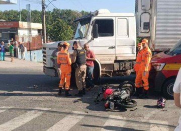Acidente entre caminhão e moto mata motociclista na manhã desta sexta-feira (24/4) em Divinópolis (MG) -  (crédito: Redes sociais/Reprodução)