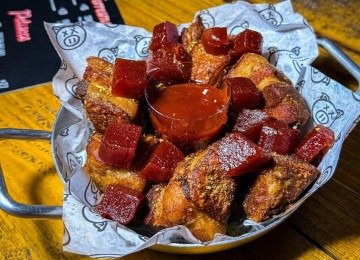 A goiabada aparece em duas texturas ao lado do torresmo do Porks -  (crédito: Guilherme Silveira/Divulgação)