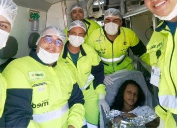 A pequena Kimberly e a mãe foram atendidas pela equipe da Via Cristais, concessionária responsável pelo trecho da BR-040 -  (crédito: Via Cristais / Divulgação )