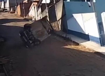 O vídeo de apenas 45 segundos registrou toda a cena. Apesar do susto o mostorista se encontra bem. -  (crédito: Redes Sociais/Reprodução)