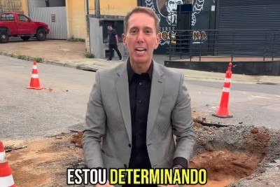 Prefeito de Sorocaba em vídeo gravado diante de buraco de rua; MP investiga se funcionários cavaram o local para viabilizar gravação para as redes sociais -  (crédito: Reprodução/Instagram)
