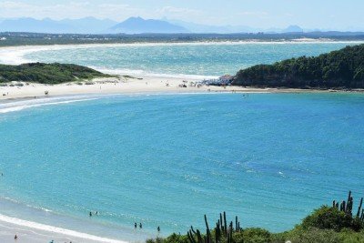 A beleza natural das praias de Cabo Frio, no Rio de Janeiro, &eacute; um convite para o banho, mas exige aten&ccedil;&atilde;o aos riscos das correntes de retorno. -  (crédito: Marilina Mendez - Louis De la Selle de Getty Images)