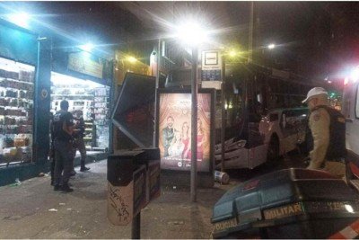 Ponto de &ocirc;nibus ficou destru&iacute;do em decorr&ecirc;ncia da colis&atilde;o -  (crédito: PMMG/Divulga&ccedil;&atilde;o)