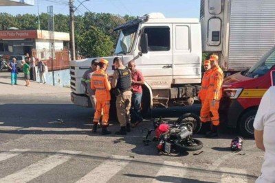 Acidente entre caminhão e moto mata motociclista na manhã desta sexta-feira (24/4) em Divinópolis (MG) -  (crédito: Redes sociais/Reprodução)
