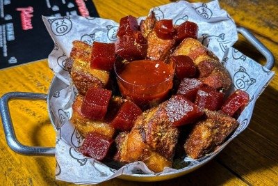 A goiabada aparece em duas texturas ao lado do torresmo do Porks -  (crédito: Guilherme Silveira/Divulgação)