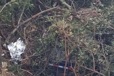 Caminhão-tanque com 16 mil litros de combustível tomba e mata motorista na MGC-135, no Norte de Minas, na manhã desta sexta-feira (24/4) -  (crédito: CBMMG/Divulgação)