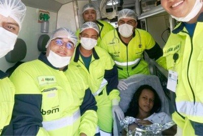 A pequena Kimberly e a mãe foram atendidas pela equipe da Via Cristais, concessionária responsável pelo trecho da BR-040 -  (crédito: Via Cristais / Divulgação )