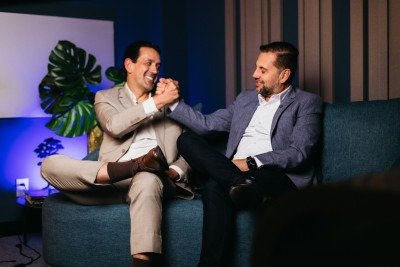 Anderson Coelho, atual presidente do CREFITO-4 e Jos&eacute; Avelino, o candidato vencedor do pleito para presidente -  (crédito:  GABRIELA SILVA PINHO BANDEIRA)