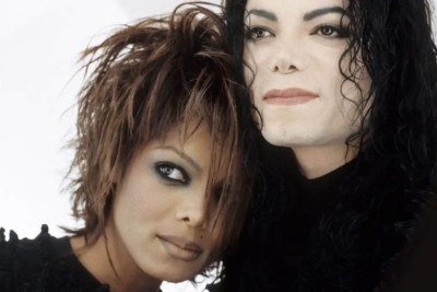 Janet e Michael Jackson tinham uma relação próxima e de apoio mútuo. No entanto, ela ficou de fora da cinebiografia do irmão -  (crédito: Divulgação)