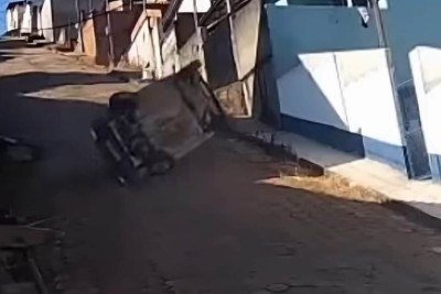 O vídeo de apenas 45 segundos registrou toda a cena. Apesar do susto o mostorista se encontra bem. -  (crédito: Redes Sociais/Reprodução)