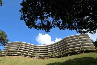 Oscar Niemeyer e o edif&iacute;cio com o nome do arquiteto, erguido na Pra&ccedil;a da Liberdade, em BH, inspiraram 'Contraplano', obra de Lais Myrrha que tamb&eacute;m remete &agrave;s cavas da minera&ccedil;&atilde;o -  (crédito: Leandro Couri/EM/D.A Press)