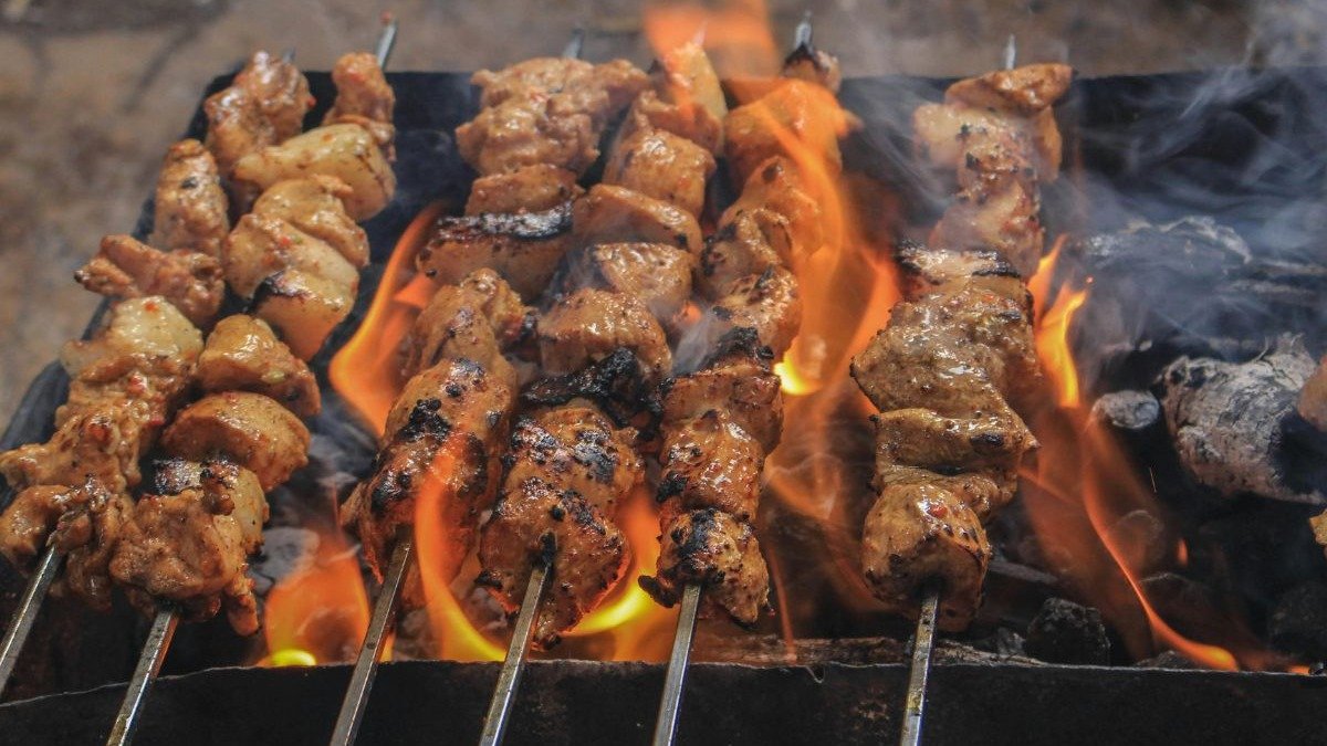 Descubra as t&eacute;cnicas e dicas cruciais para garantir uma carne suculenta e saborosa, elevando a qualidade do seu churrasco. -  (crédito: Pexels)