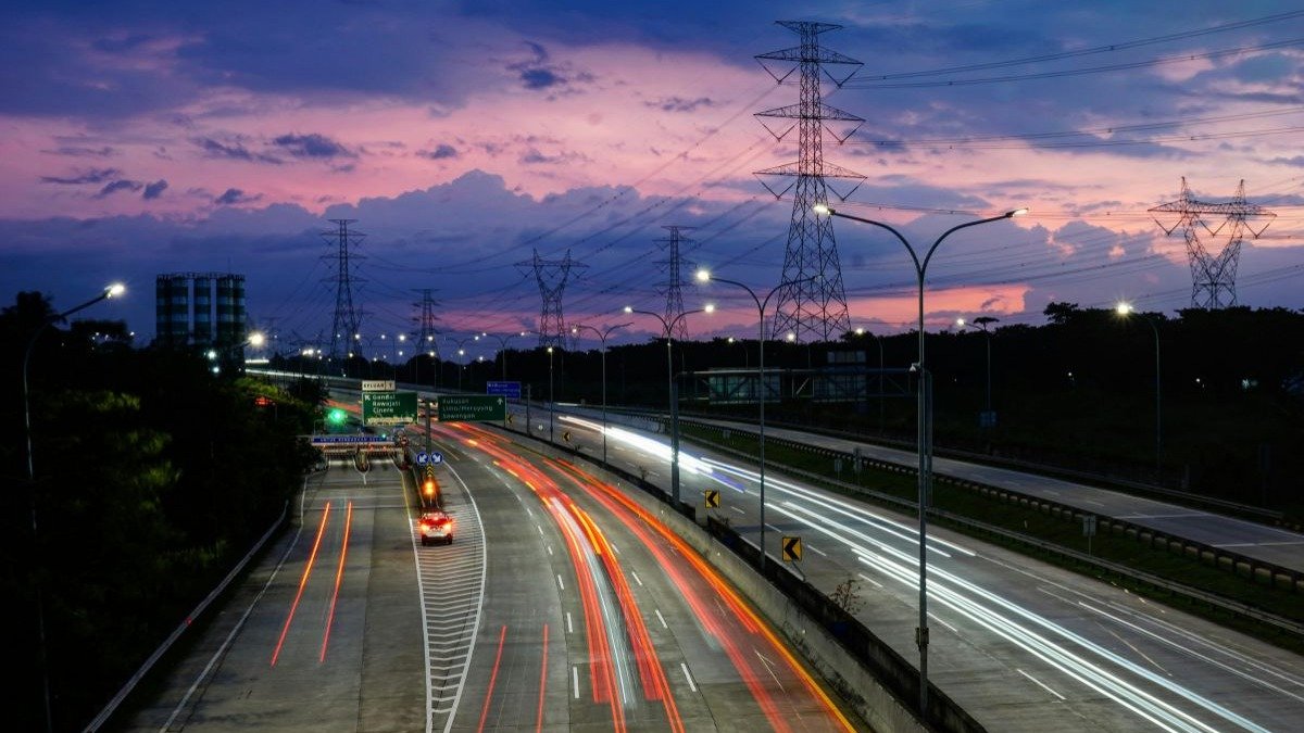 O reajuste anual das tarifas de ped&aacute;gio em rodovias, como esta, segue regras contratuais e &iacute;ndices de infla&ccedil;&atilde;o, impactando motoristas. -  (crédito:  Aan Amrin de Pexels)