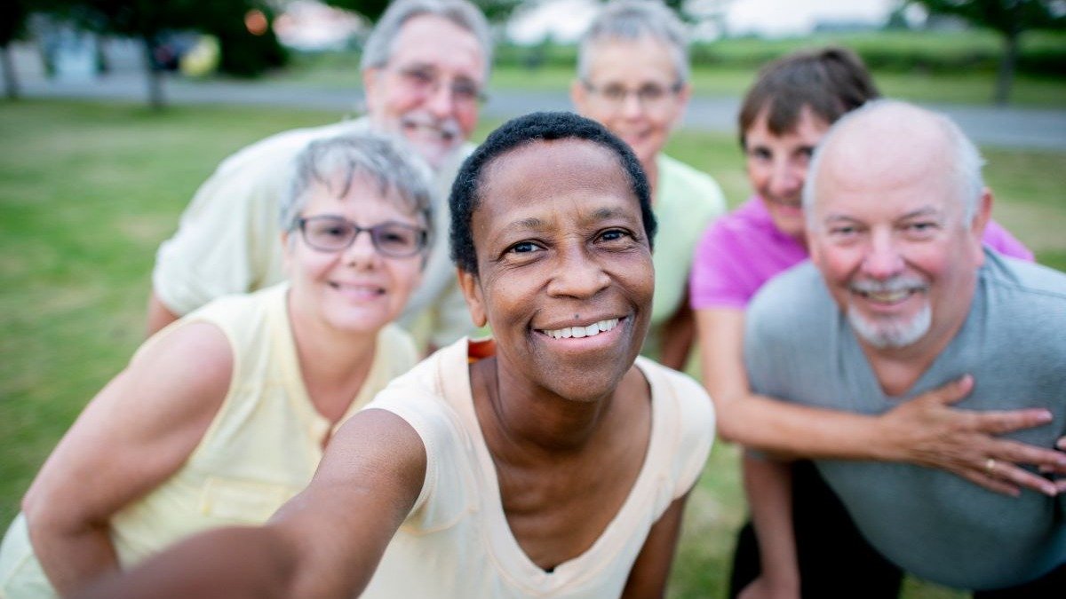 Companhia e alegria na aposentadoria: manter-se ativo e socializado &eacute; chave para o bem-estar e a sa&uacute;de mental. -  (crédito: FatCamera de Getty Images Signature)