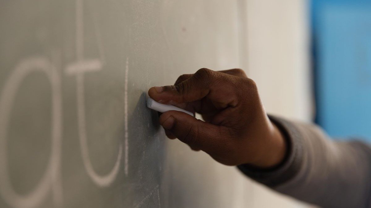 A educa&ccedil;&atilde;o, simbolizada pelo quadro, est&aacute; no centro do debate sobre o piso salarial dos professores. -  (crédito: Wavebreakmedia Ltd UC86 de Alamy)