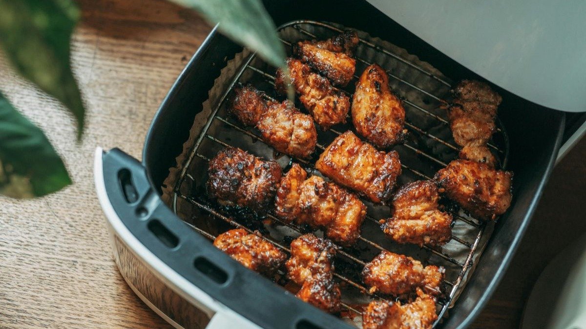 O cozimento de alimentos na air fryer, como os peda&ccedil;os de carne na imagem, gera o ac&uacute;mulo de gordura que exige aten&ccedil;&atilde;o na limpeza. -  (crédito: FOX de Pexels)