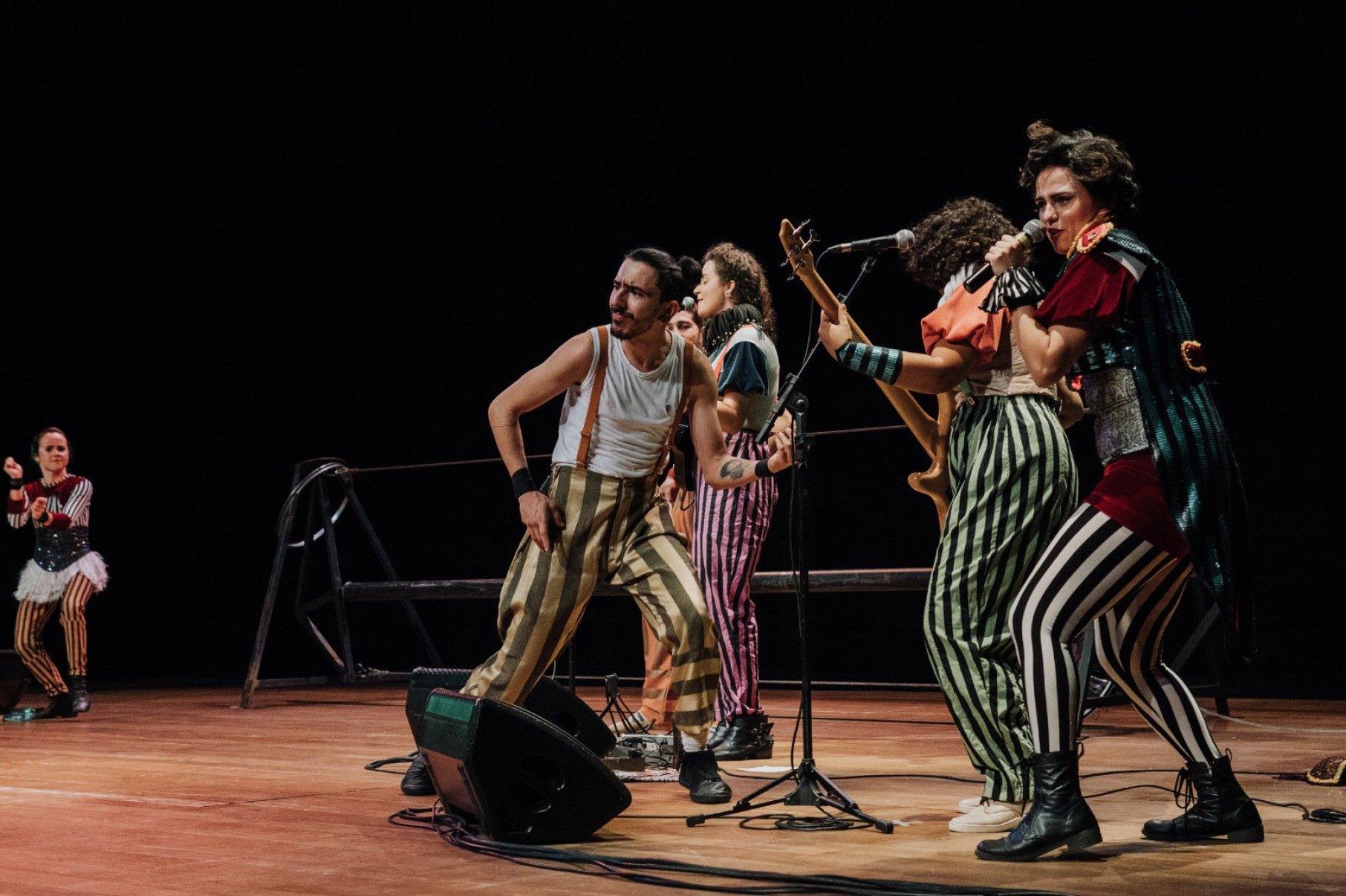 M&uacute;sicos tocam no palco durante o espet&aacute;culo MPBaixinhos