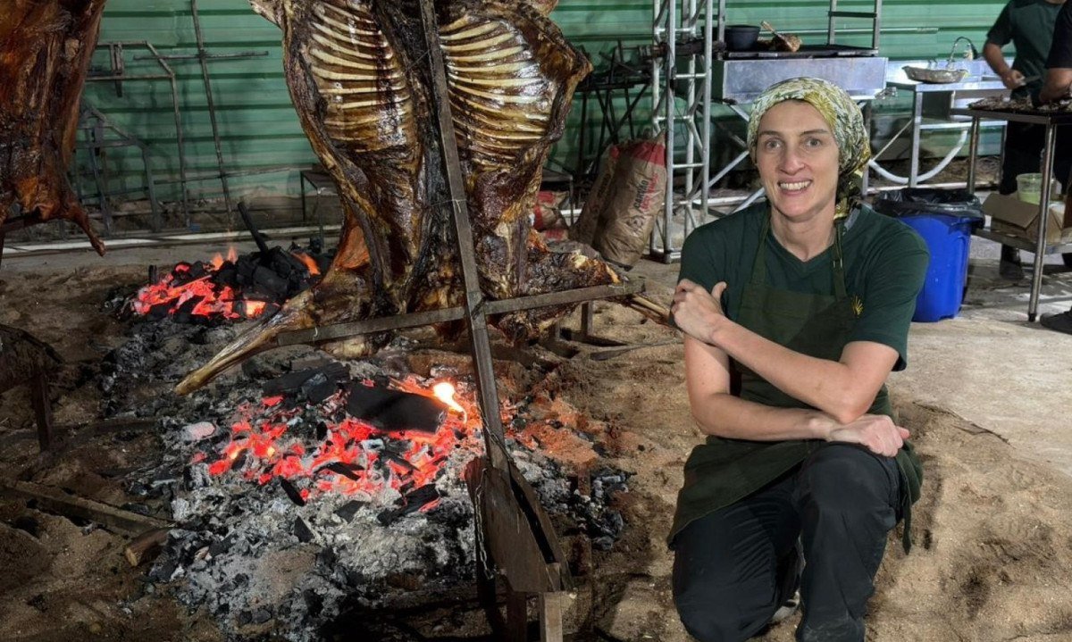 Priscila Deus, especialista em parrilla e t&eacute;cnicas de fogo, comandou uma fogueira com cordeiro do pampa ao molho tandoori e especiarias brasileiras