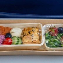 Por que a comida de avião parece sem graça? A ciência da altitude, do ar seco e da redução do paladar em voo - Portal Giro 10