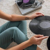 O retorno do vinil e da fotografia analógica: por que a Geração Z busca experiência tátil, imperfeição e desaceleração na era digital - Portal Giro 10