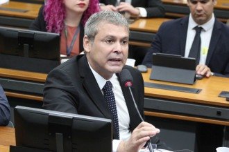 Lindbergh critica discurso de Flávio Bolsonaro nos EUA: 'Lacaio de Trump'