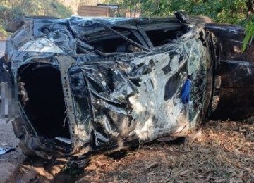 Ford Fiesta ficou destru&iacute;do depois de capotar v&aacute;rias vezes em segmento cr&iacute;tico da BR-356, em Itabirito -  (crédito: CBMMG)