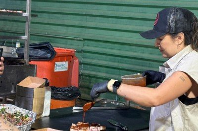 A chef assadora Lígia Karazawa lembra que, há cerca de 15 anos, era possível contar nos dedos o número de mulheres atuando no churrasco profissional -  (crédito: Nara Ferreira/EM/DA. Press)