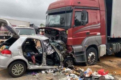 Seis pessoas da mesma família morreram na batida entre um Fiat Palio e carreta na BR 251, em Salinas -  (crédito: Corpo de Bombeiros/divulgação)