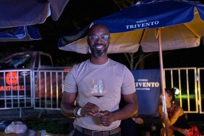 O sommelier Antônio Eduardo explica que a harmonização entre carnes vermelhas e vinhos tem bases históricas e sensoriais -  (crédito: Nara Ferreira/EM/DAPRESS)