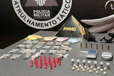 Apreens&atilde;o de armas e drogas em Ibirit&eacute; registra mais uma vez na Grande BH a presen&ccedil;a de maconha potencializada. Indicativo de sofistica&ccedil;&atilde;o de fornecedores das quadrilhas -  (crédito: PMMG)