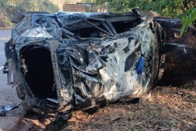 Ford Fiesta ficou destru&iacute;do depois de capotar v&aacute;rias vezes em segmento cr&iacute;tico da BR-356, em Itabirito -  (crédito: CBMMG)