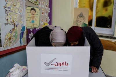 Mulheres palestinas marcam seus votos em uma seção eleitoral durante as eleições municipais na cidade de Al-Bireh, na Cisjordânia ocupada por Israel, em 25 de abril de 2026 -  (crédito: ZAIN JAAFAR / AFP)