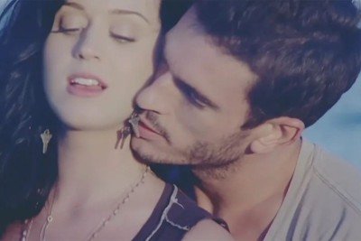 Katy Perry e Josh Kloss em clipe de 'Teenage dream', de 2010 -  (crédito: YouTube / reprodução)