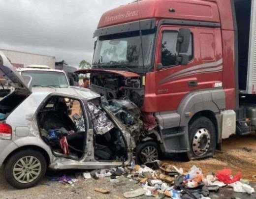 Seis pessoas da mesma família morreram na batida entre um Fiat Palio e carreta na BR 251, em Salinas