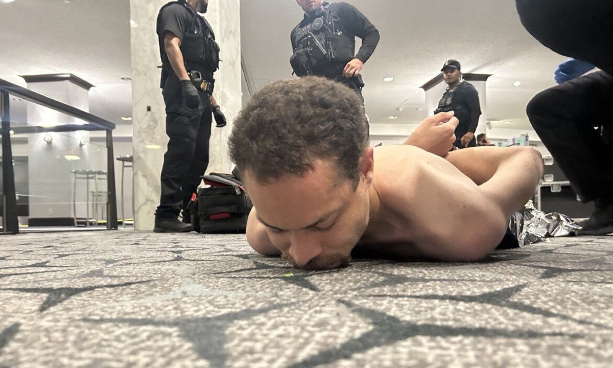 Imagem divulgada pelo presidente dos EUA, Donald Trump, em sua conta no Truth Social, mostra pessoa que ele alega ser o suspeito do tiroteio no Jantar dos Correspondentes da Casa Branca, ca&iacute;da no ch&atilde;o ap&oacute;s ser detida em 25 de abril de 2026