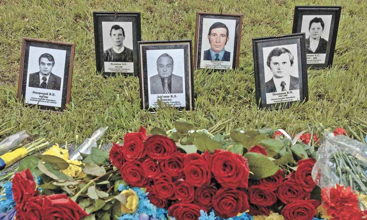 Retratos exibidos ao lado de flores em um memorial &agrave;s v&iacute;timas de Chernobyl, no 40&ordm; anivers&aacute;rio