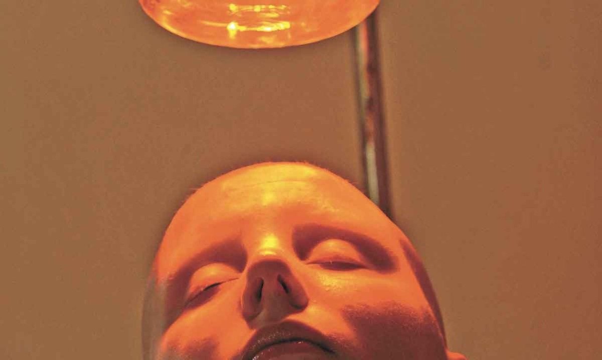 O  principal efeito nas criançasfoi o câncer de tireoide, ligado à ingestão de iodo radioativo. Sobre os filhos dos sobreviventes, estudos publicados em 2021 pelo National Cancer Institute não 
encontraram evidência de 
mutações genéticas hereditárias associadas à radiação. Na foto, menina de 13 anos, vítima da radiação em Chernobyl, recebe tratamento em Cuba. Em 1990, a ilha tratou gratuitamente 18 mil crianças ucranianas -  (crédito: AFP)